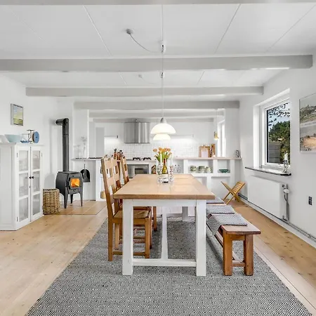 Feriehus Beautiful In Nexo With Wifi Svaneke
